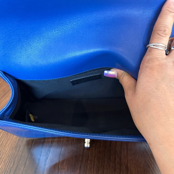 💗SOLD 💗 Patent Calfskin Quilted Medium Plexiglass Boy Flap Blue - Picture 8 of 13